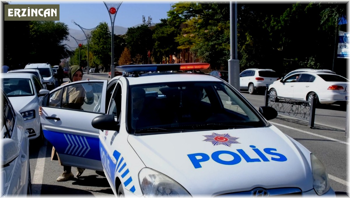 Erzincan polisi KPSS'ye geç kalmakta olan öğrenciyi 15 dakika kala sınava yetiştirdi