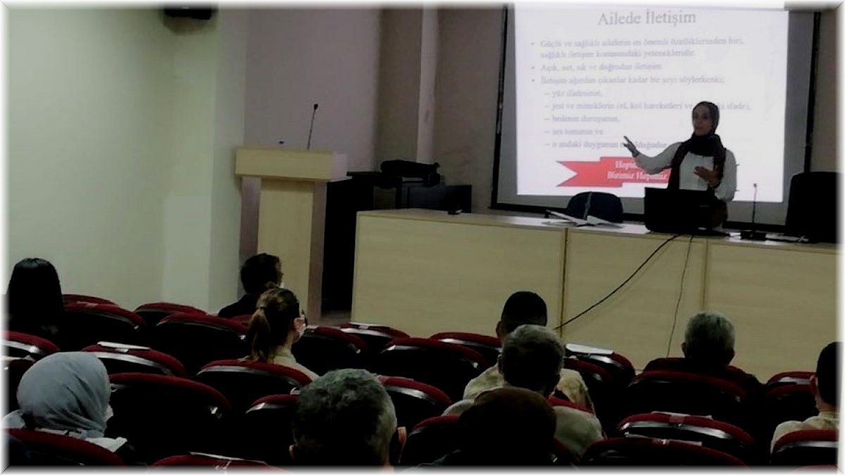 Erzincan Refahiye ilçesinde Aile Eğitim Programı kapsamında "Aile İçi İletişimin Temel Unsurları" konulu eğitim verildi
