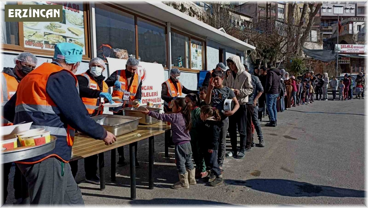 Erzincan Şehit Aileleri Koruma Derneği üyeleri depremzedeleri yalnız bırakmadı