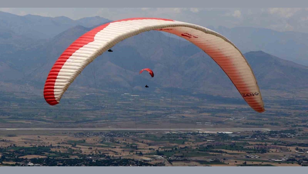 Erzincan semalarında unutulmaz evlilik teklifi: Paraşütle sürpriz!