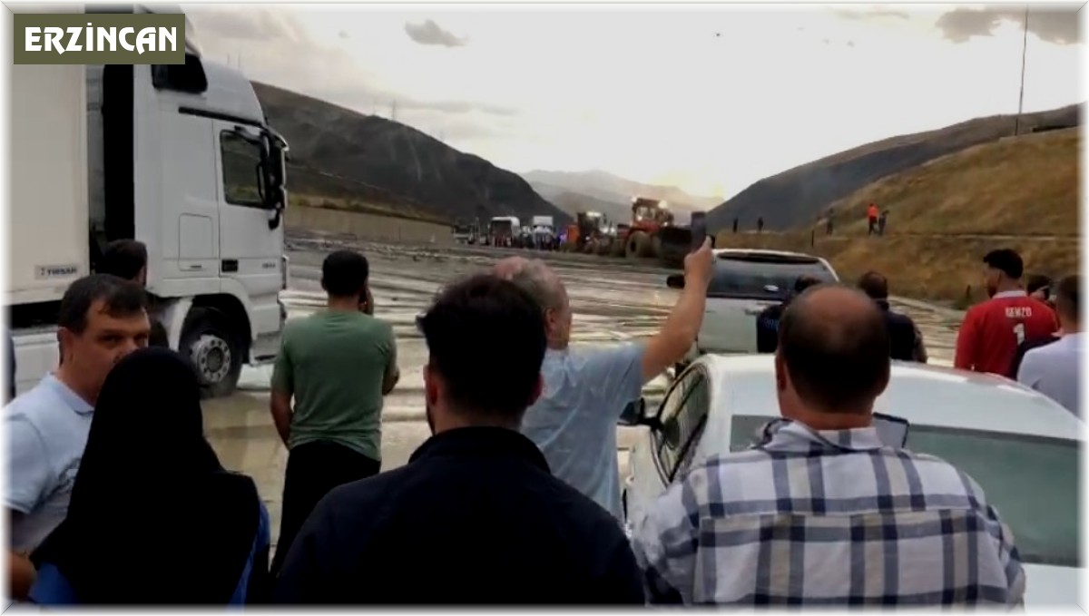 Erzincan-Sivas kara yolu heyelan nedeniyle ulaşıma kapandı