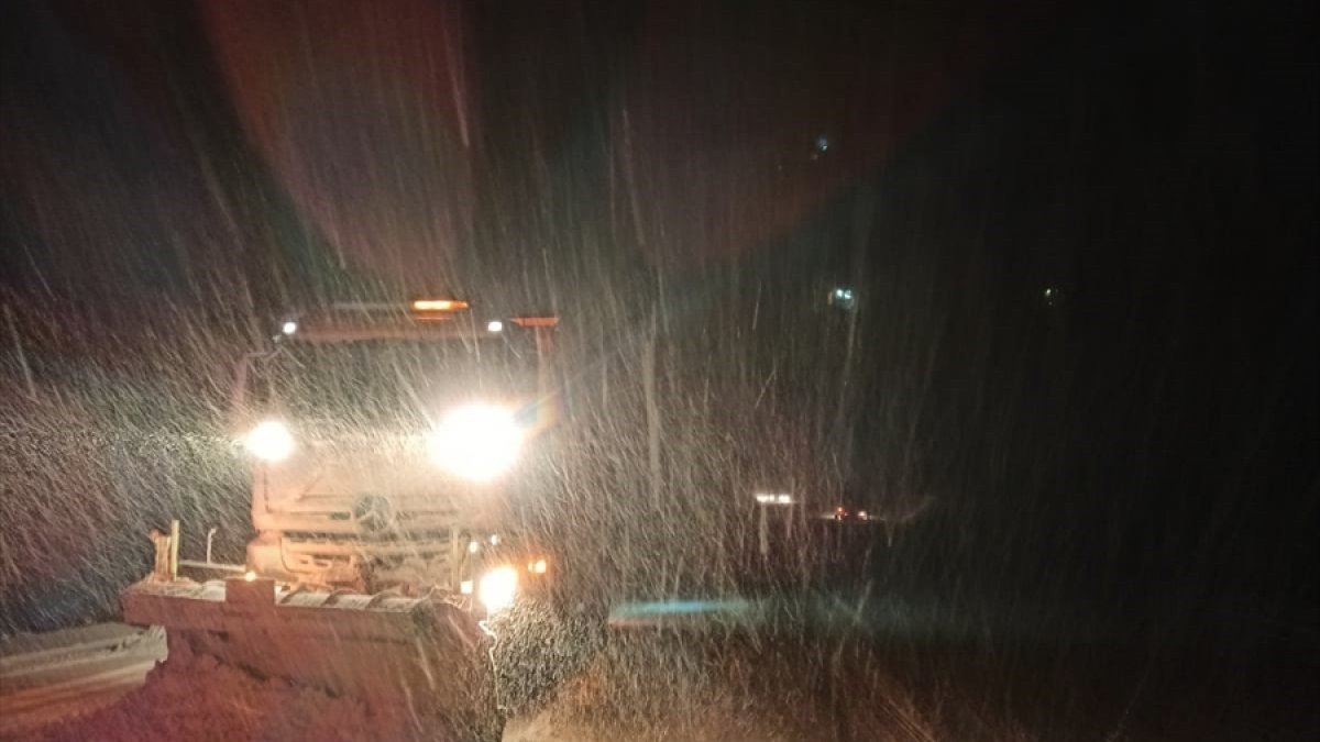 Erzincan-Sivas kara yolunda karla mücadele çalışması devam ediyor