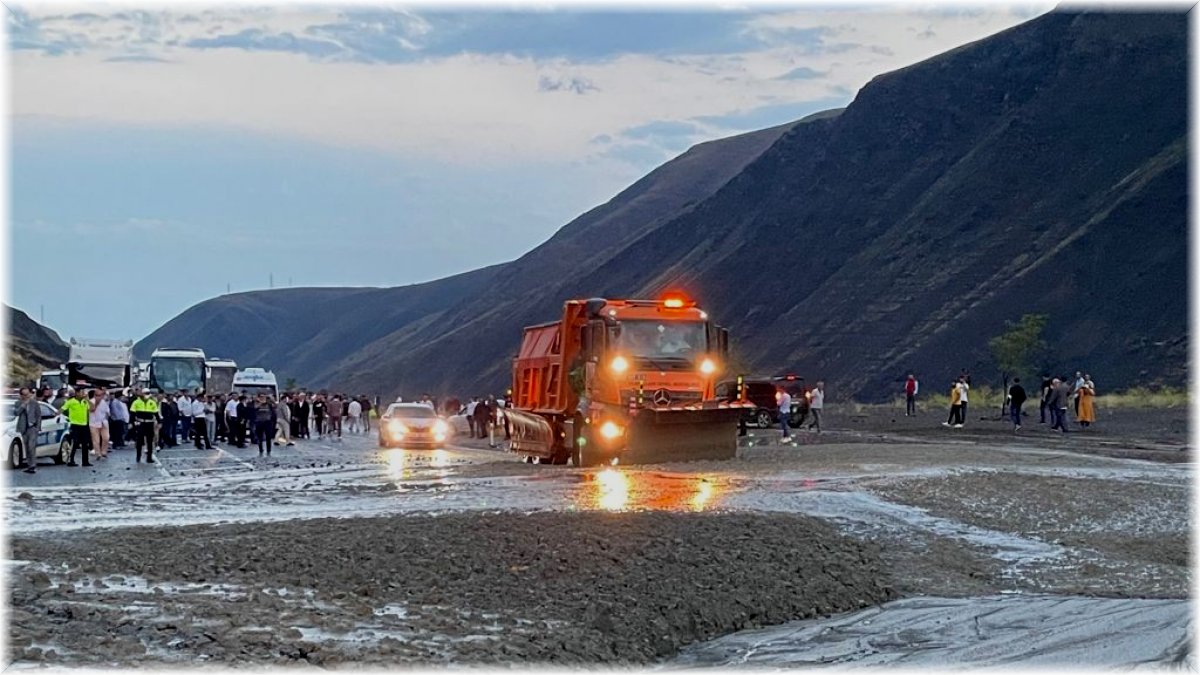 Erzincan- Sivas ve Erzincan- Gümüşhane kara yolu heyelan nedeniyle trafiğe kapandı