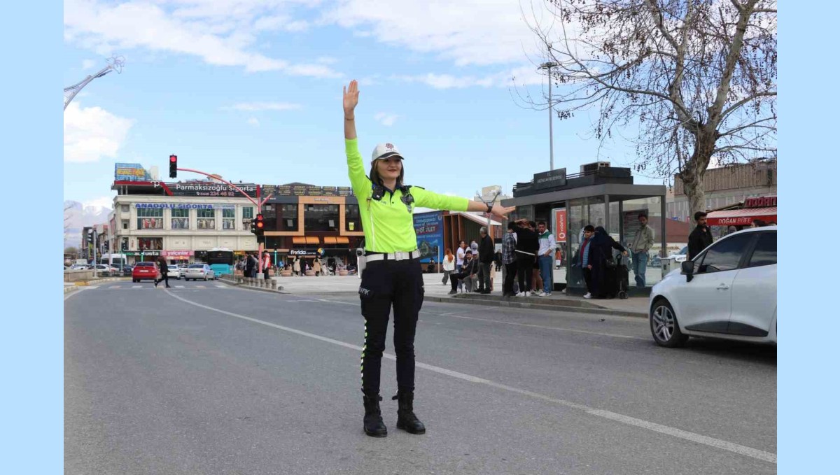 Erzincan trafiğine kadın eli değdi