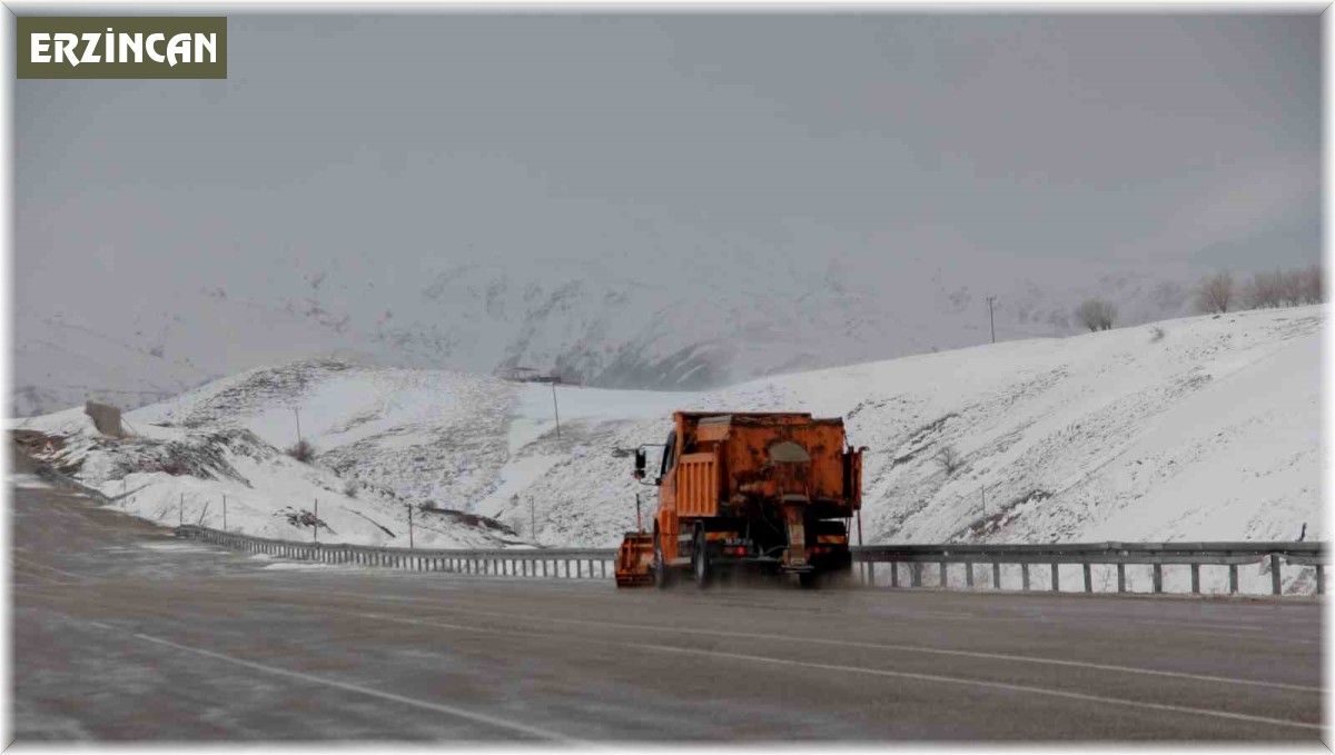 Erzincan - Tunceli kara yolunda kar ve tipi etkili oldu