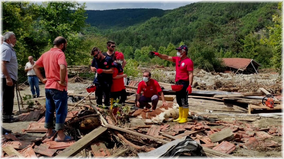 Erzincan UMKE’den sel bölgesine destek