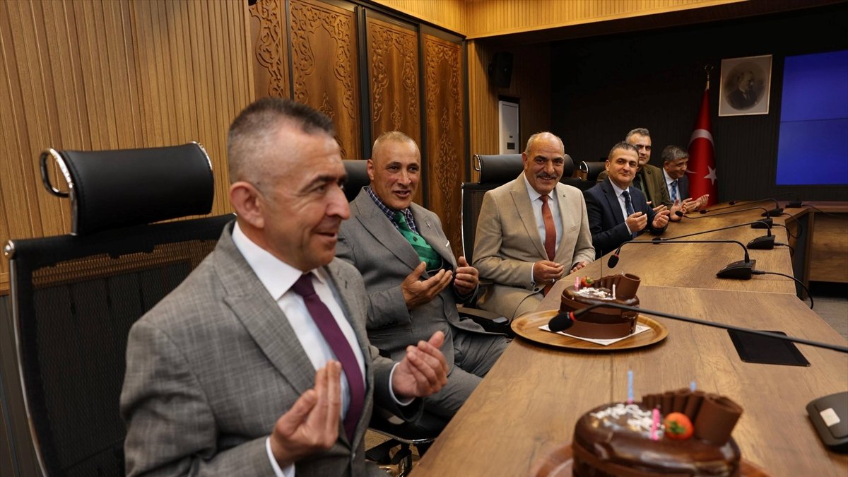 Erzincan Valisi Aydoğdu, özel gereksinimli Engin Kaya ve Tuncay Kapıkıran’ın doğum gününü kutladı