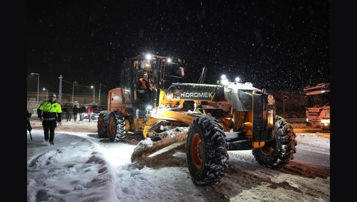 Erzincan Valisi karla mücadele çalışmalarını sahada takip etti