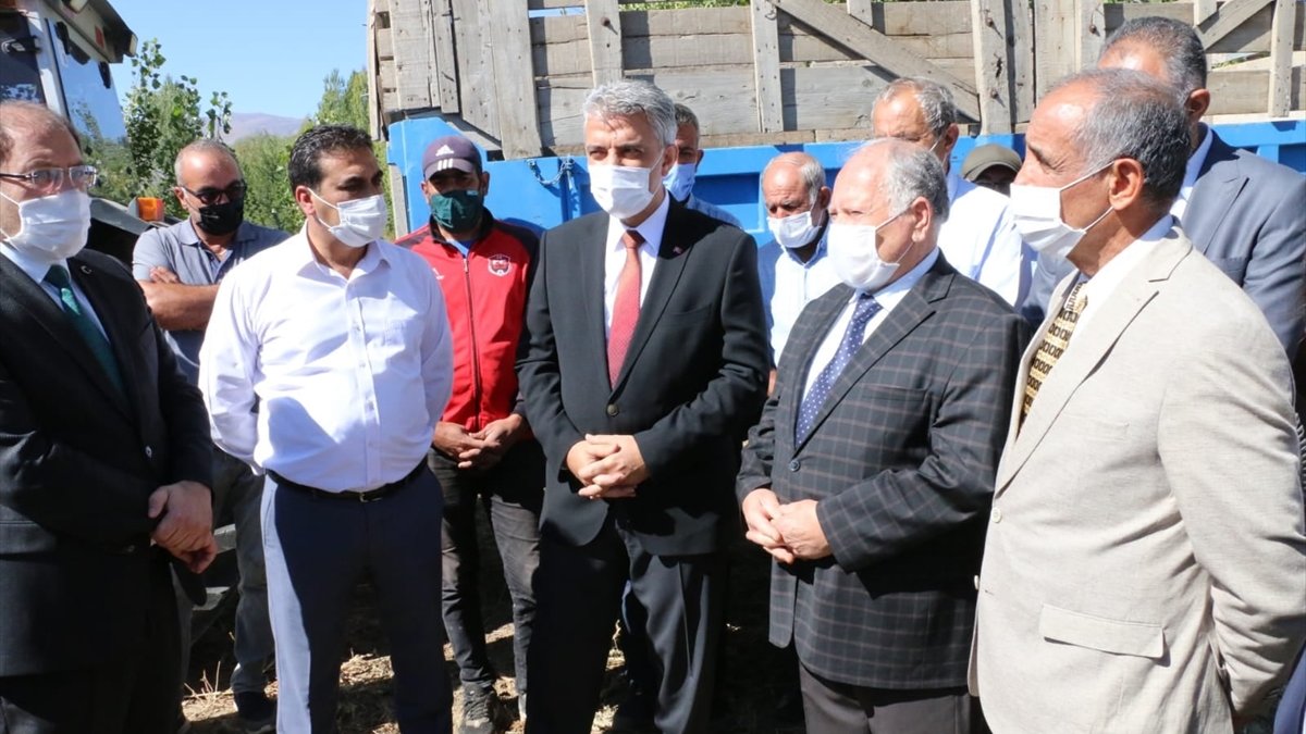 Erzincan Valisi Makas, şeker pancarı üreticilerini ziyaret etti