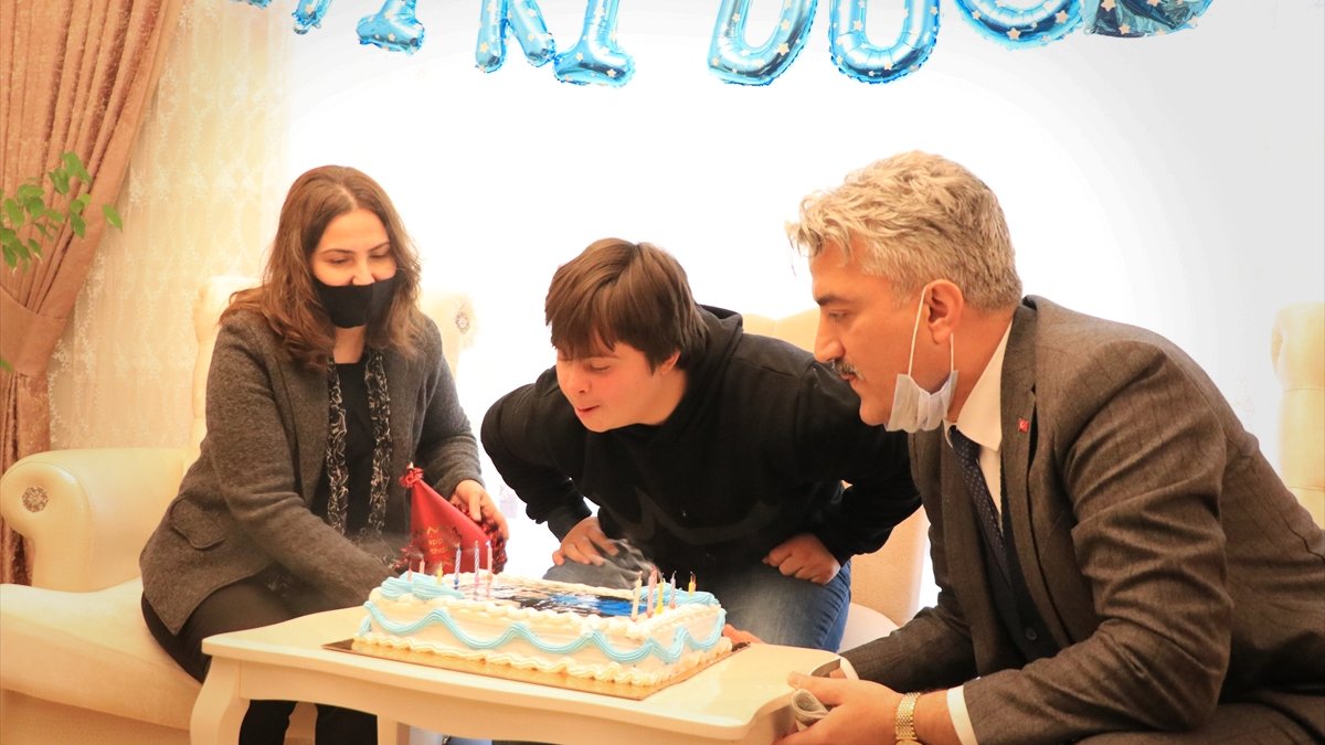 Erzincan Valisi Makas'tan down sendromlu çocuğa doğum günü sürprizi