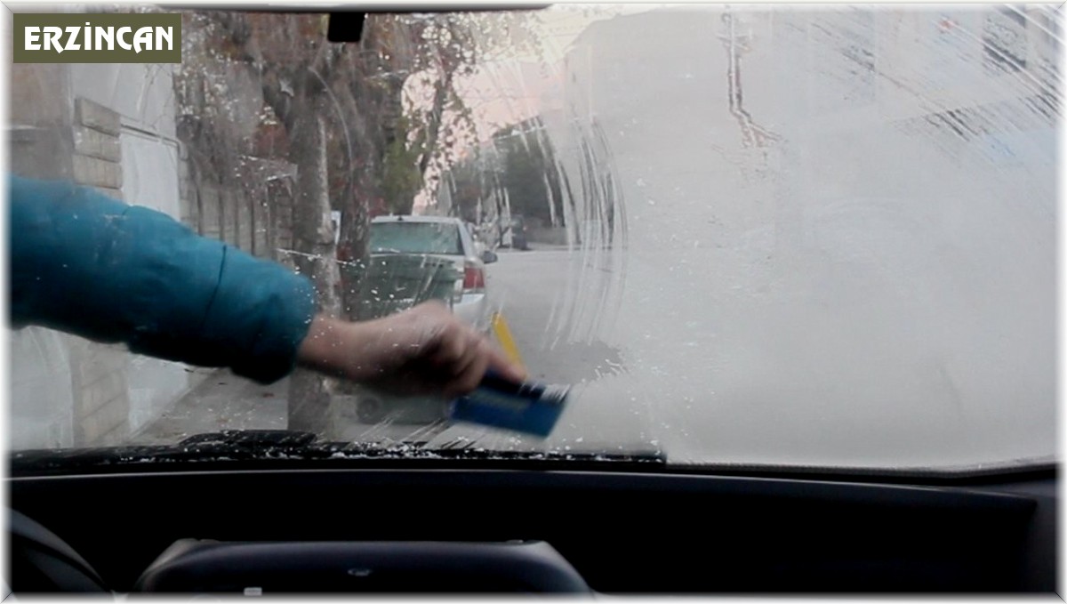 Erzincan ve Bayburt'ta soğuktan araç camları buz tuttu