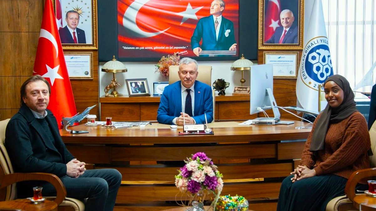 Erzincan’da birincilikle mezun oldu, Mogadişu’da bankacılık sektöründe göreve başladı