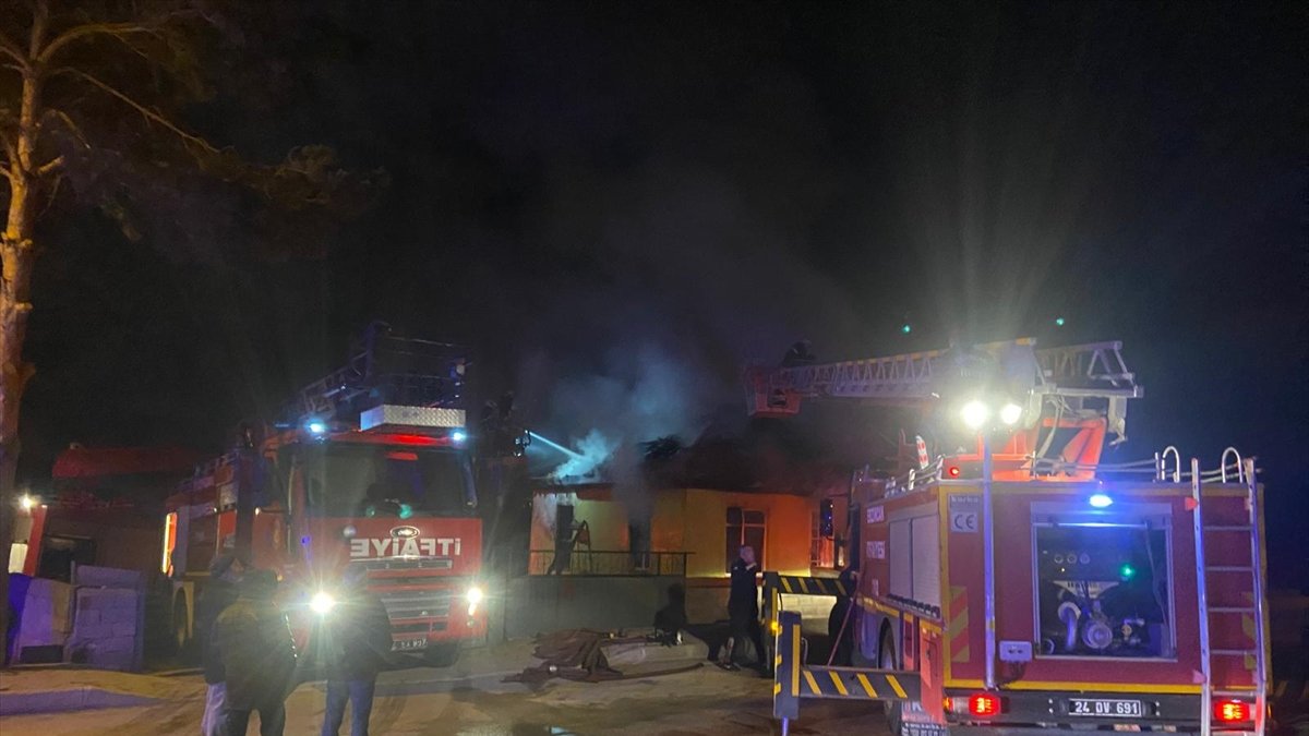 Erzincan’da çıkan yangın bir evi kullanılamaz hale getirdi