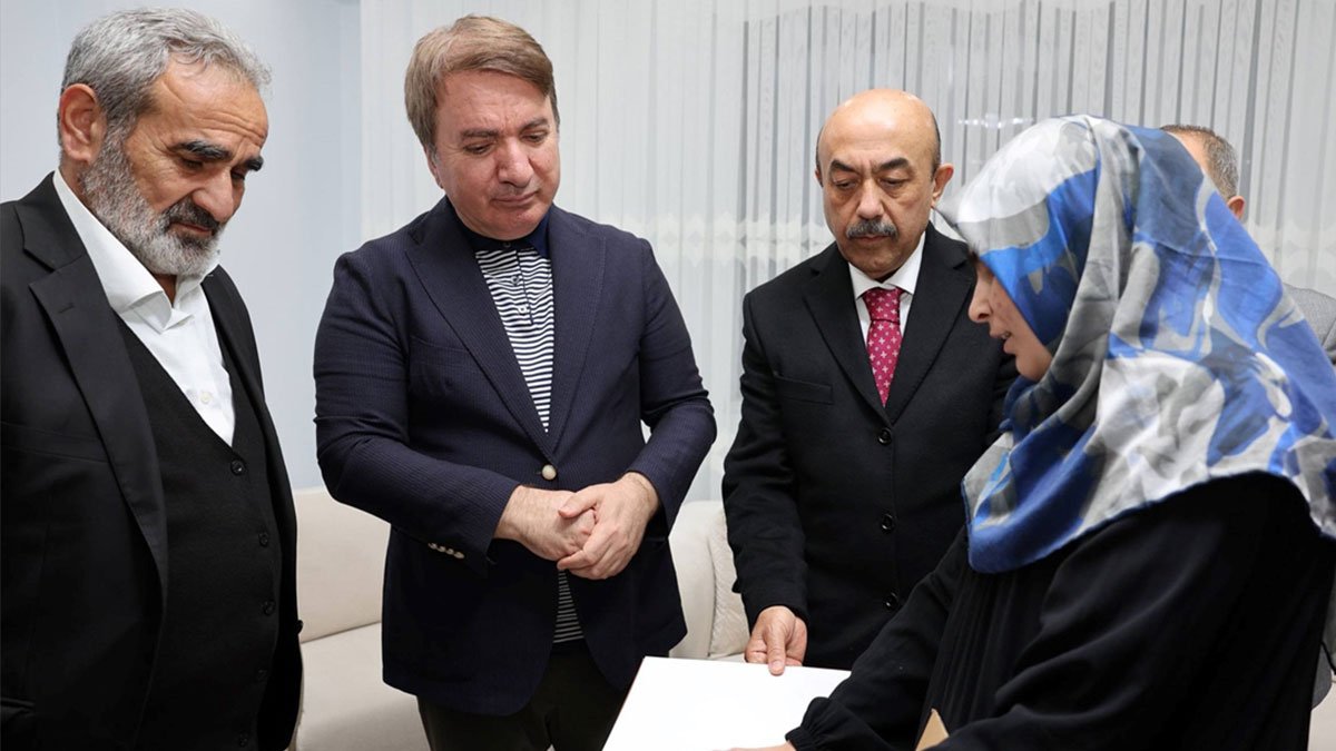 Erzincan’da görme engelli hafız Kader Macit’e Braille Kur’an-ı Kerim hediye edildi