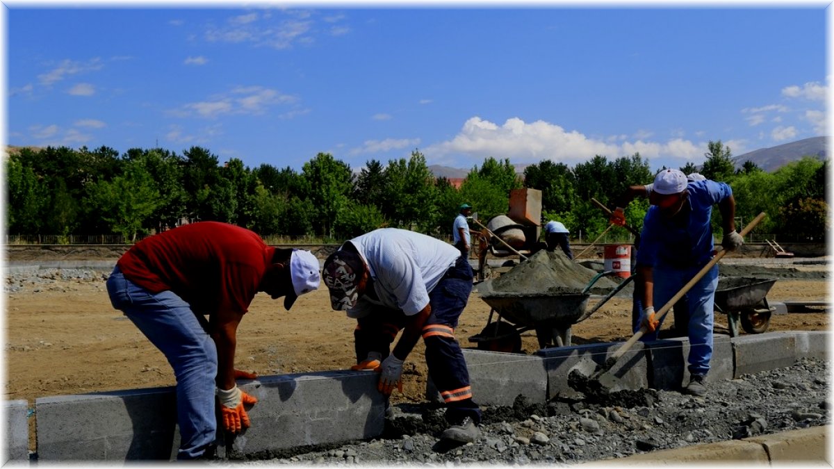 Erzincan’da kaldırım, asfalt çalışmaları hız kazandı