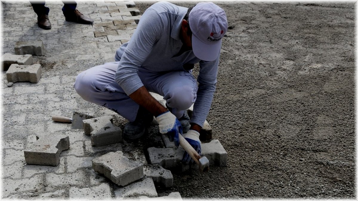Erzincan’da tahrip olmuş yollarda asfalt yama çalışması sürüyor
