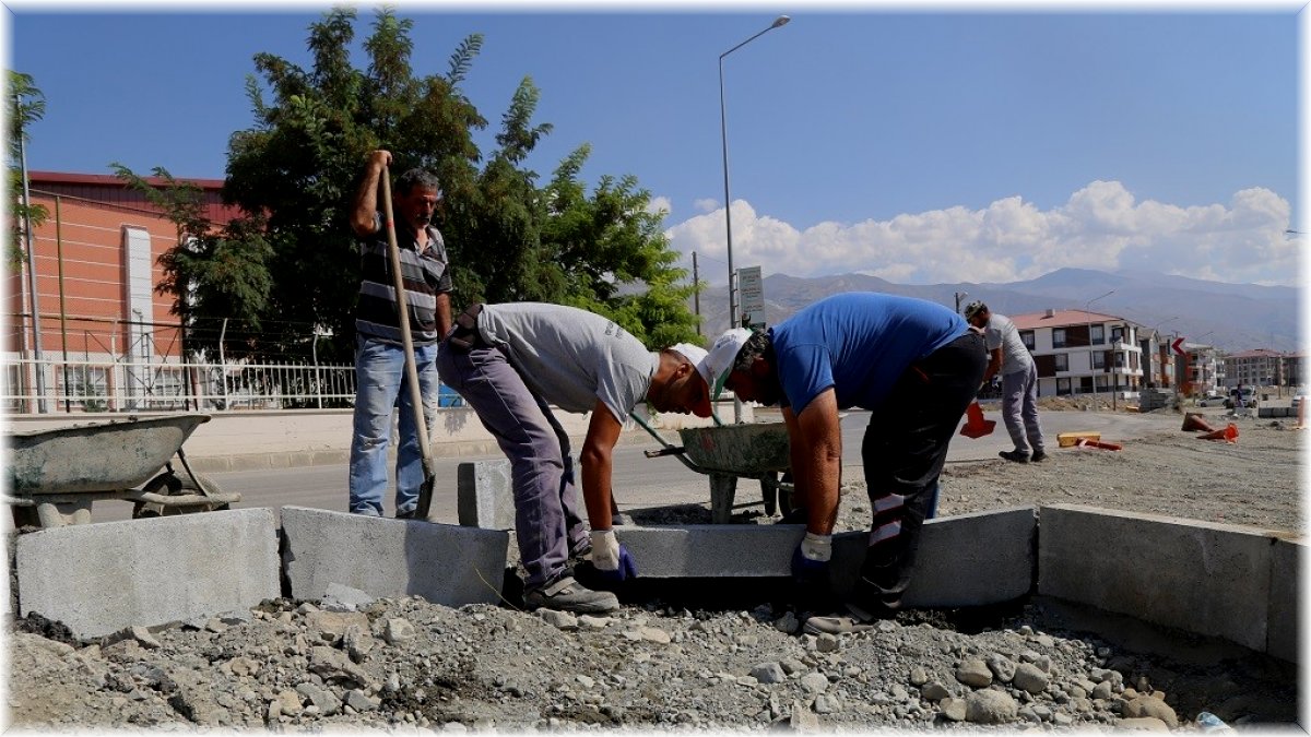Erzincan’da yol ve kaldırım çalışmaları devam ediyor