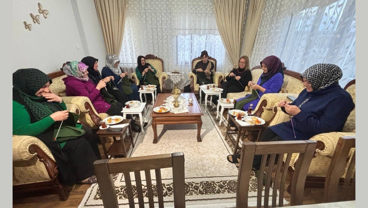 Erzincanlı gönüllü annelerden Mehmetçiğe ilmek ilmek destek