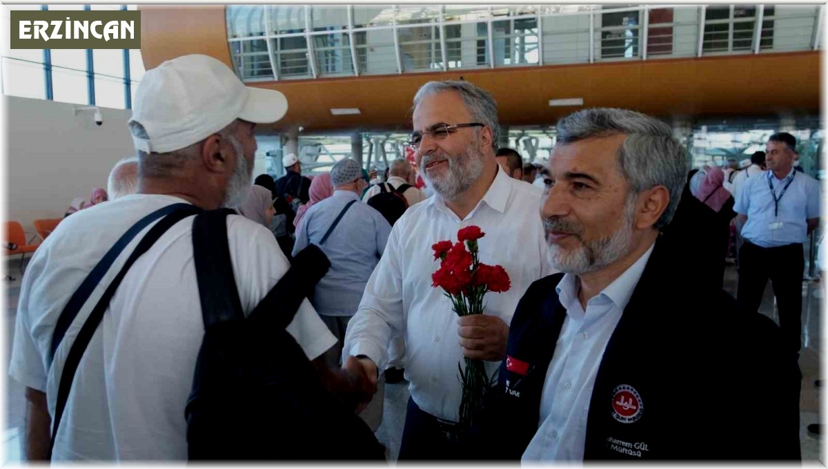 Erzincanlı hacılar havalimanında güllerle karşılandı