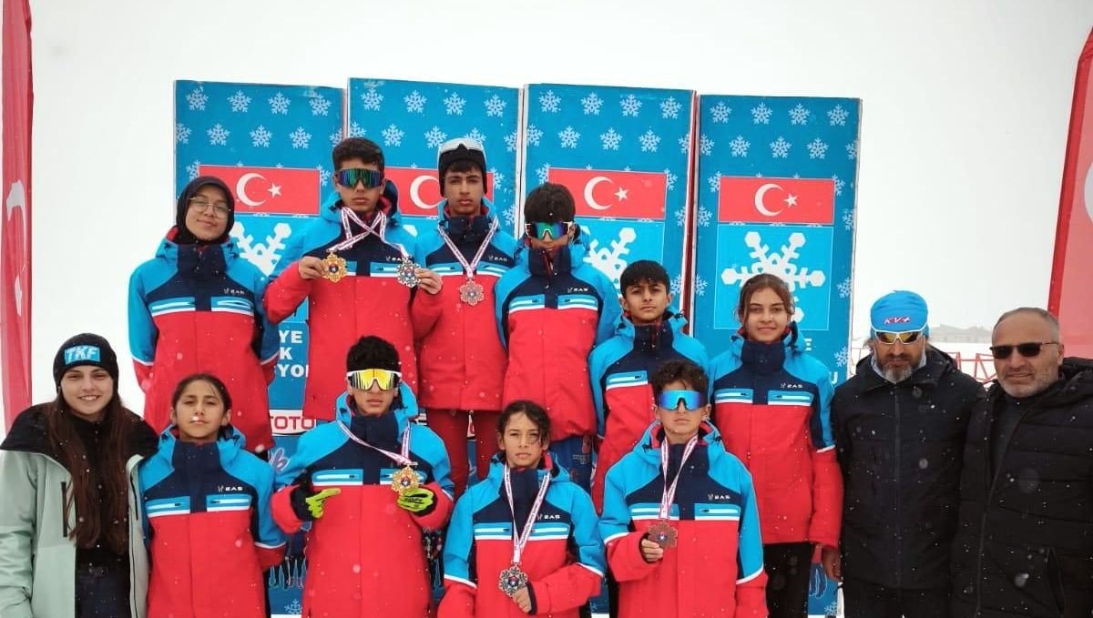 Erzincanlı kayakçılar Hakkari'den 6 madalya ile döndü