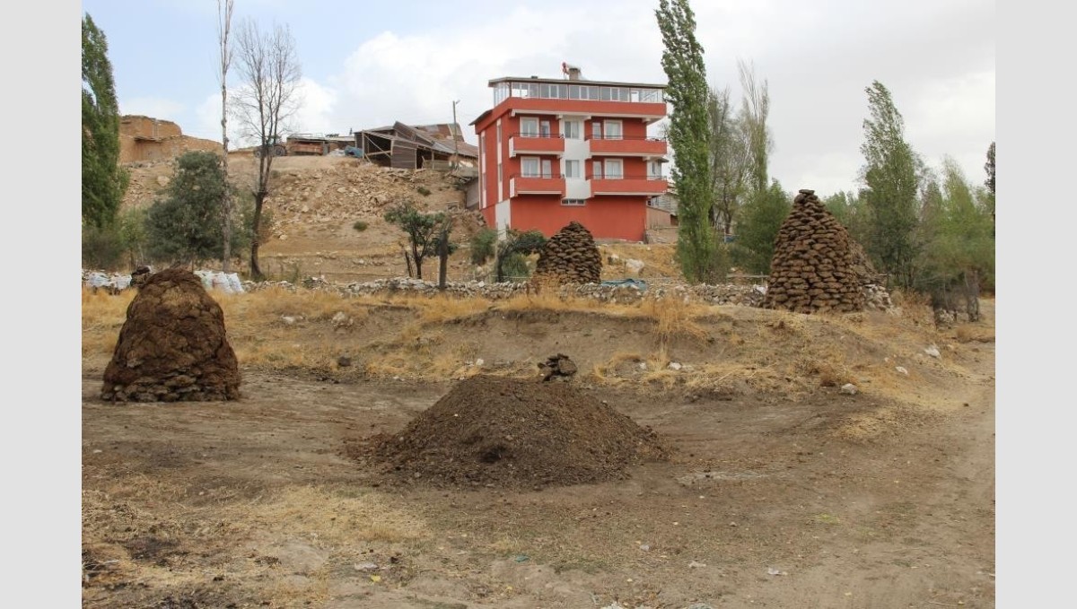Erzincanlı köylüler kışa hazır: Yakacaklar tezekten