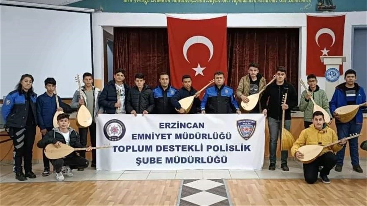 Erzincanlı öğrenciler polis ağabeylerinin desteğiyle bağlama çalmayı öğreniyor