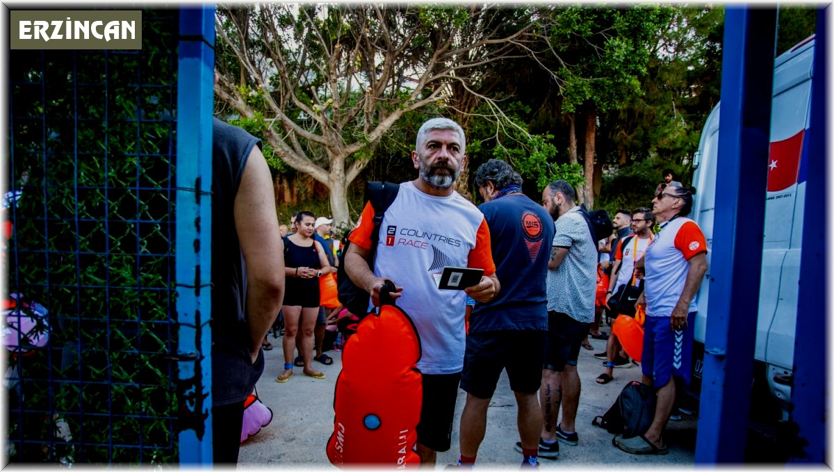 Erzincanlı öğretmen yüzmenin Formula'sında kulaç attı