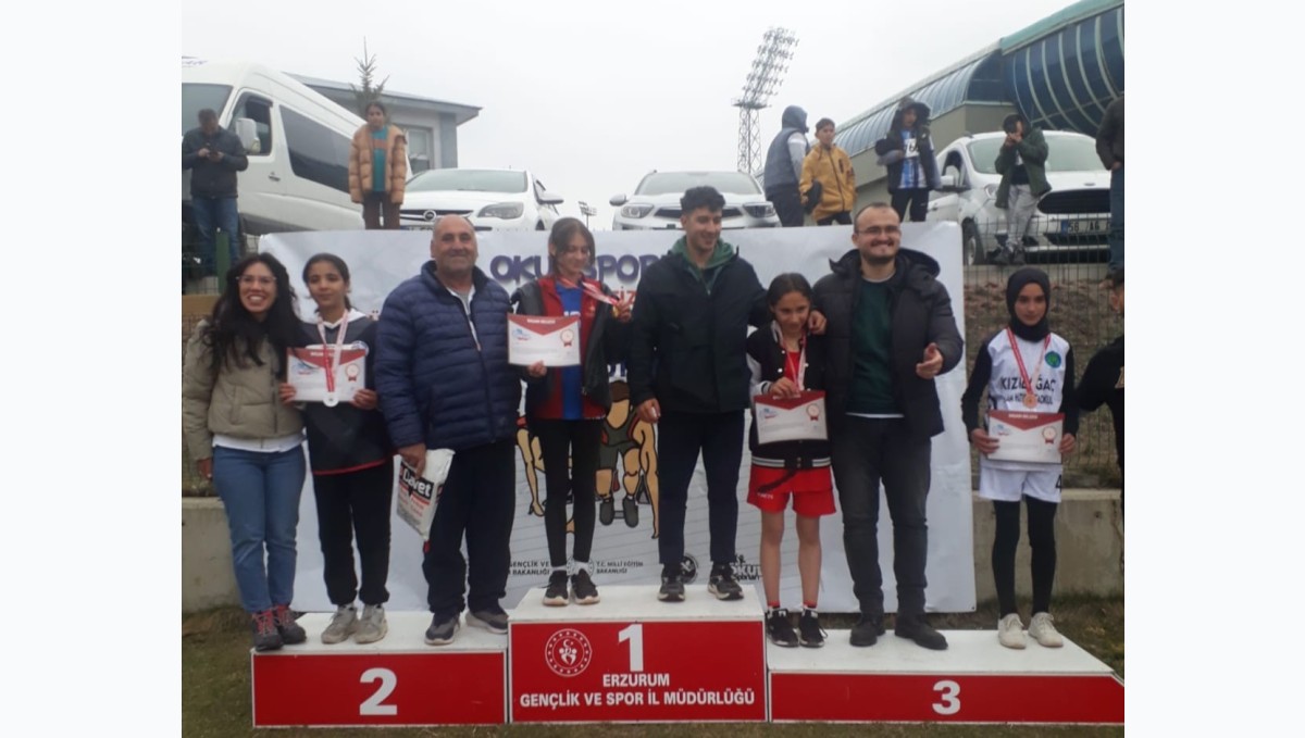 Erzincanlı ortaokul öğrencisinden Yüksek Atlamada grup birinciliği