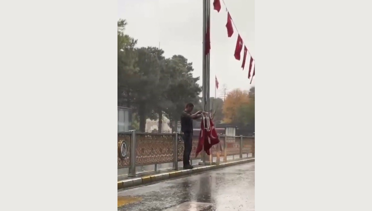 Erzincanlı vatandaşın bayrak hassasiyeti duygulandırdı