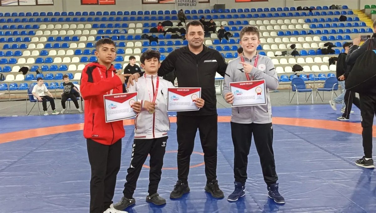 Erzincanlı yıldız güreşçilerden Rize'de üç şampiyonluk