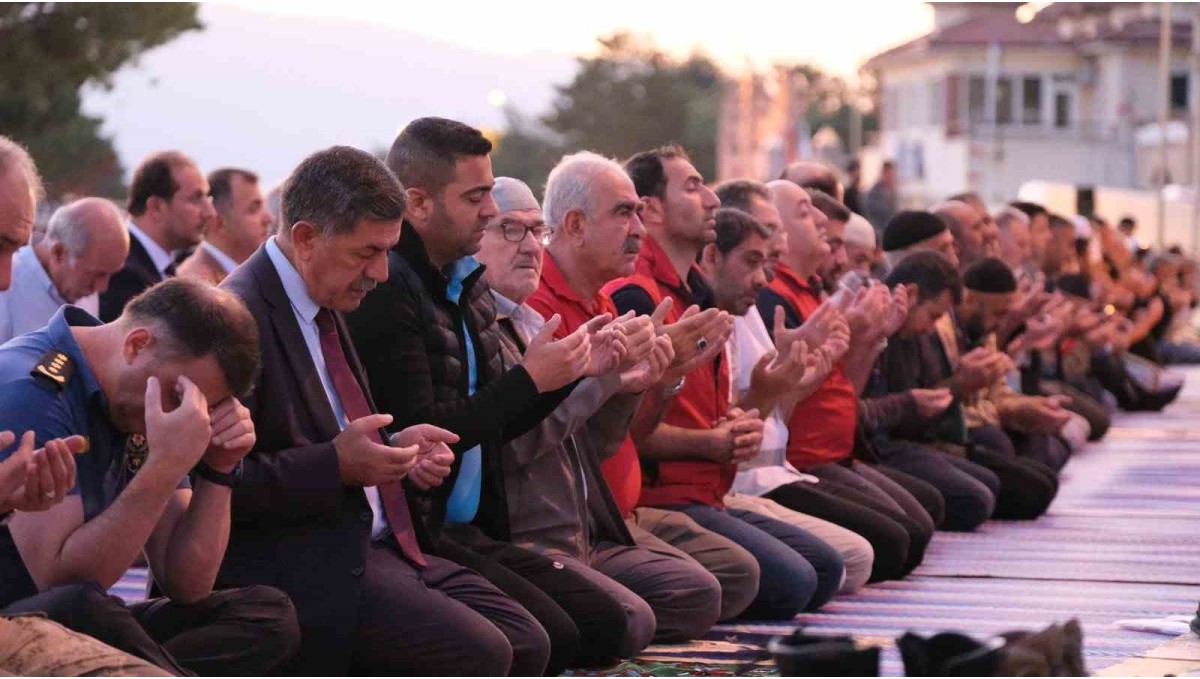 Erzincanlılar "Terzibaba Günü"nde sabah namazında buluştu