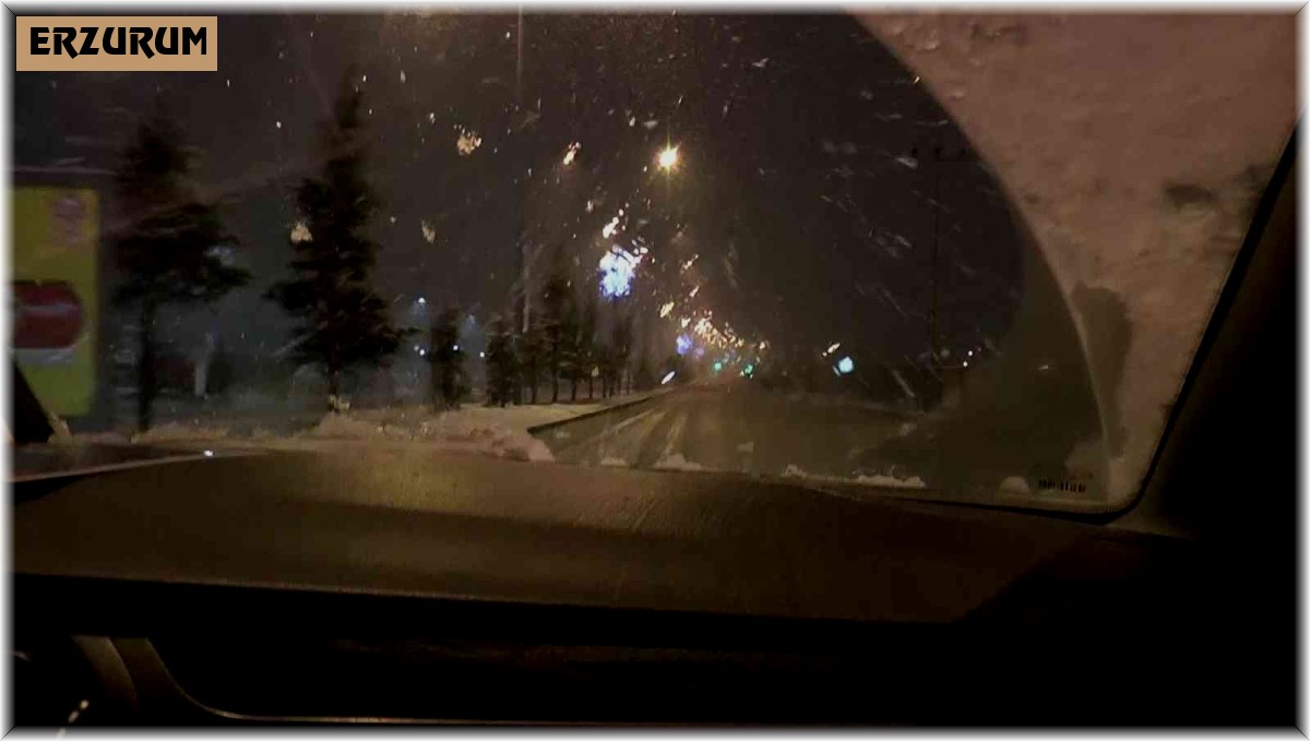 Erzurum'a kar sürprizi: İftar sonrası aniden bastıran kar yağışı vatandaşlara zor anlar yaşattı