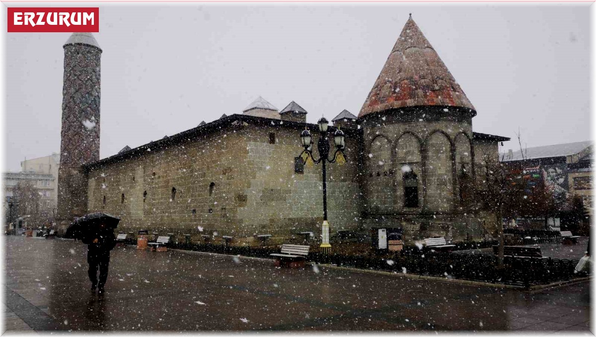 Erzurum'a kar yağışı geri geldi