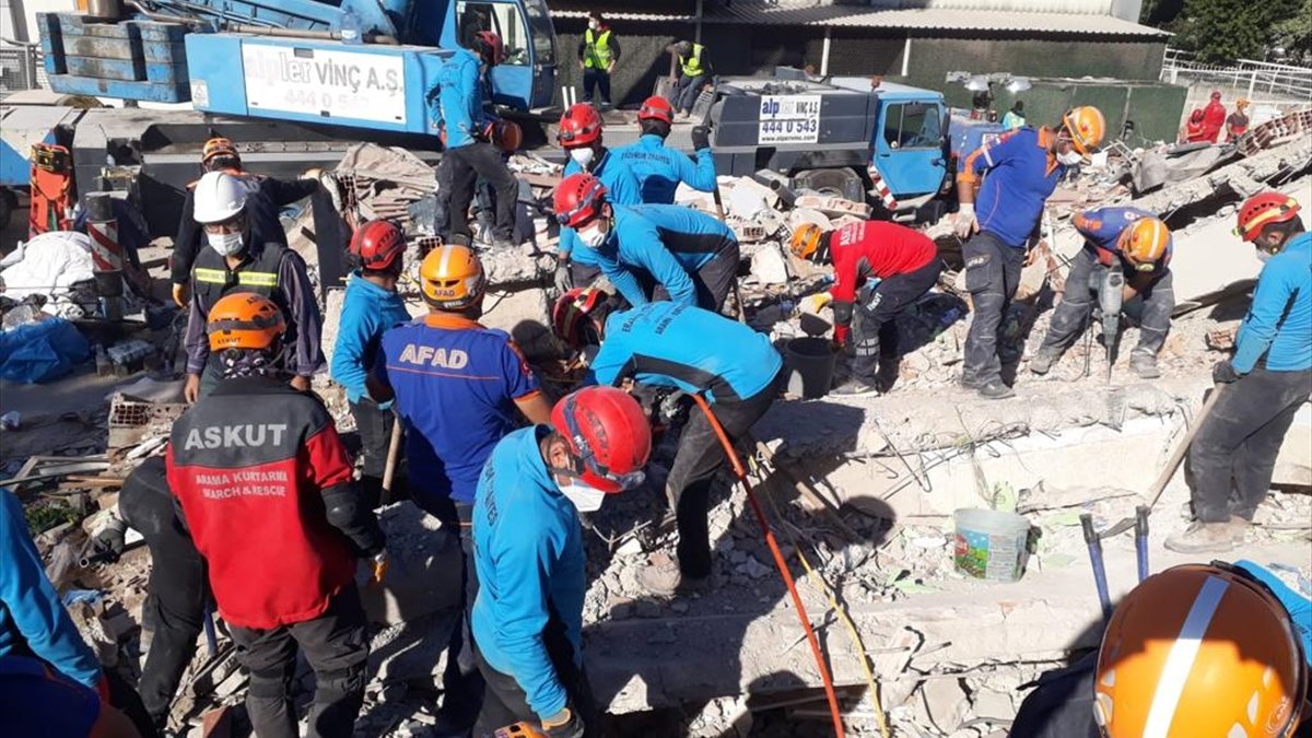 Erzurum AFAD ekibi İzmir'de 15 depremzedeyi enkaz altından kurtardı