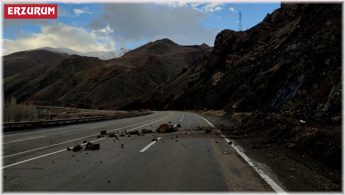 Erzurum - Artvin karayolunda heyelan