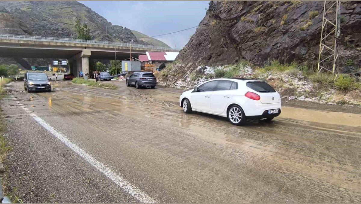 Erzurum-Artvin karayolunda heyelan: Ulaşım tek şeritten sağlanıyor