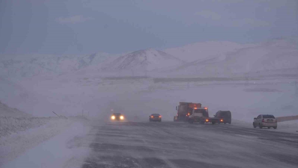 Erzurum-Artvin karayolunda tipi etkili oldu, 6 araç kaza yaptı