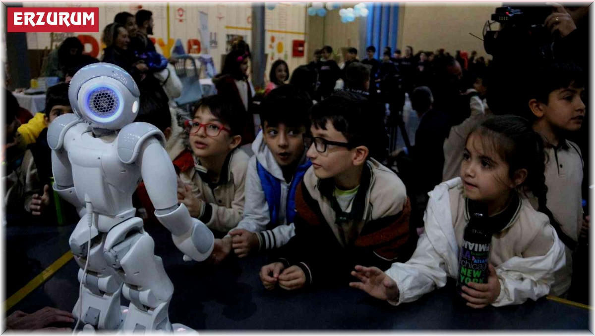 Erzurum Bilim Şenliğinde öğrencilerin dikkatini çeken robot
