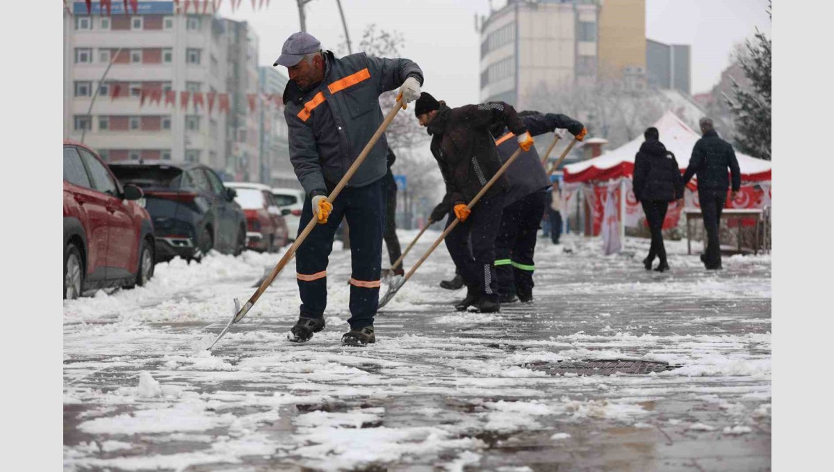 Erzurum Büyükşehir'den karla mücadele