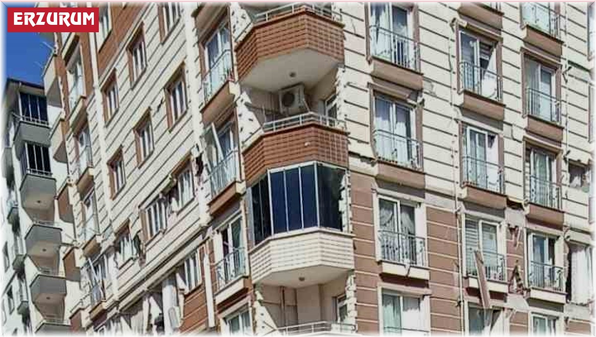 Erzurum Büyükşehir'in ekibi Erakut enkazda bulduğu parayı sahibine teslim etti