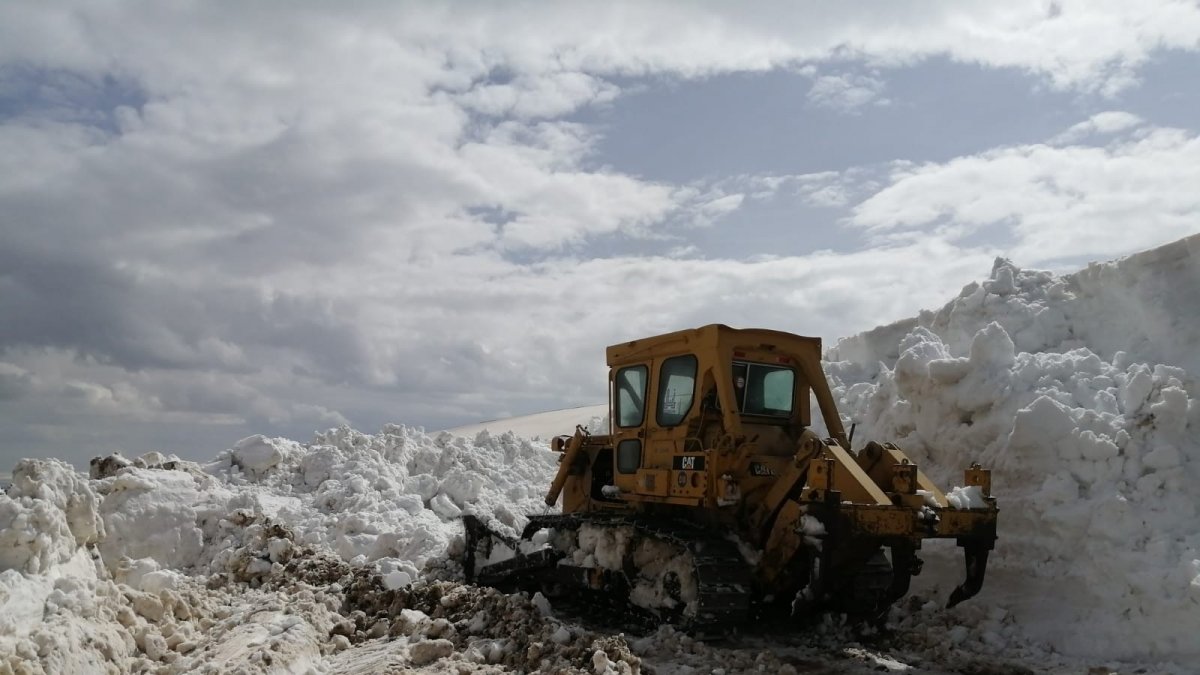 Erzurum'da 10 köy kar esaretinden kurtuluyor