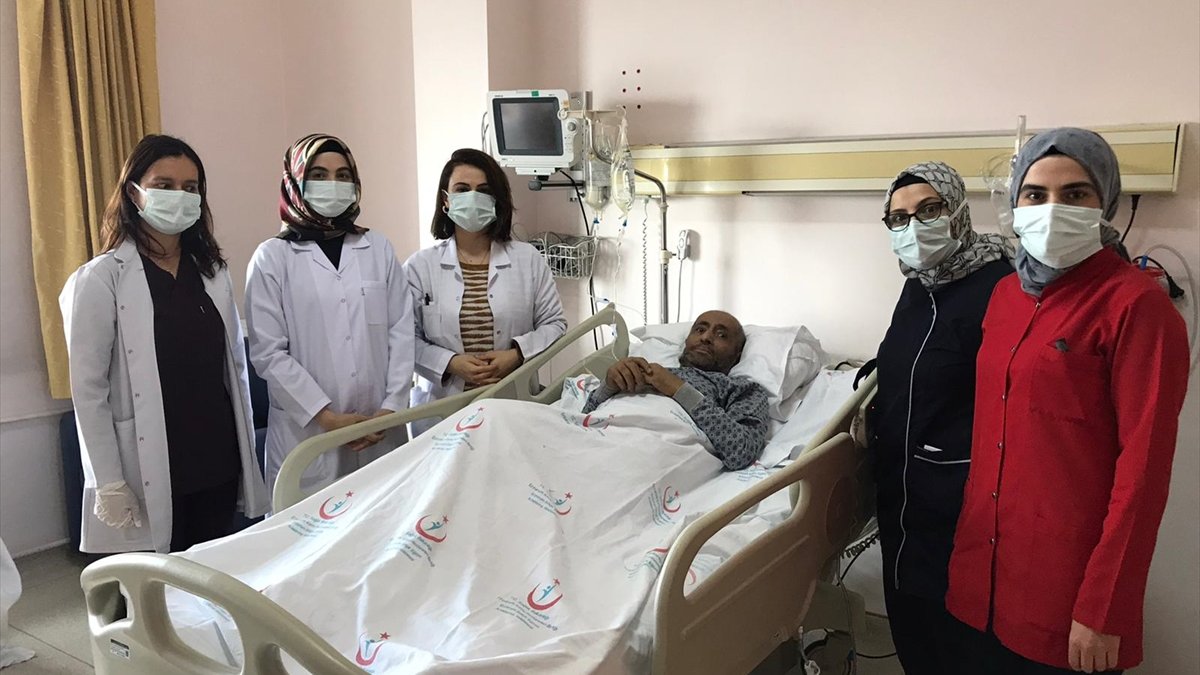 Erzurum'da 155 günlük yoğun bakımın ardından Kovid-19'u yenen kişi alkışlarla servis odasına alındı