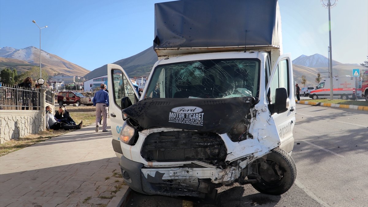 Erzurum'da 2 kamyonetin çarpıştığı kazada 5 kişi yaralandı