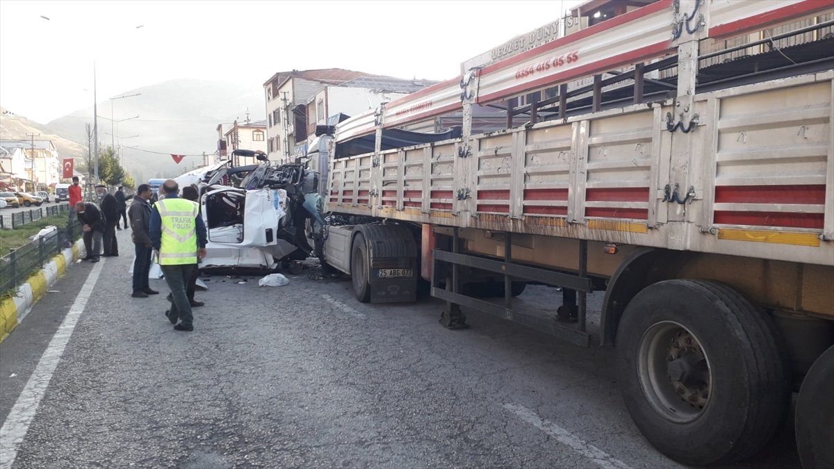 Erzurum'da 2 tırın karıştığı trafik kazası güvenlik kamerasında