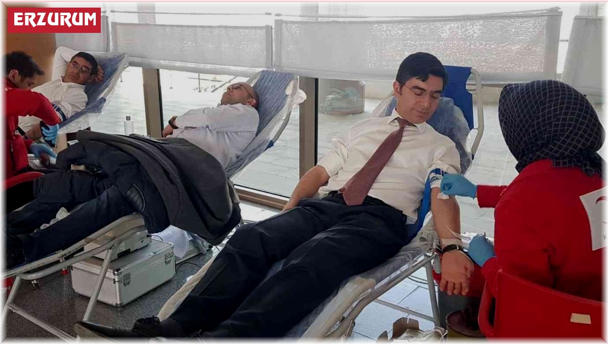 Erzurum'da 2023 yılının ilk kan bağışı sağlık çalışanlarından