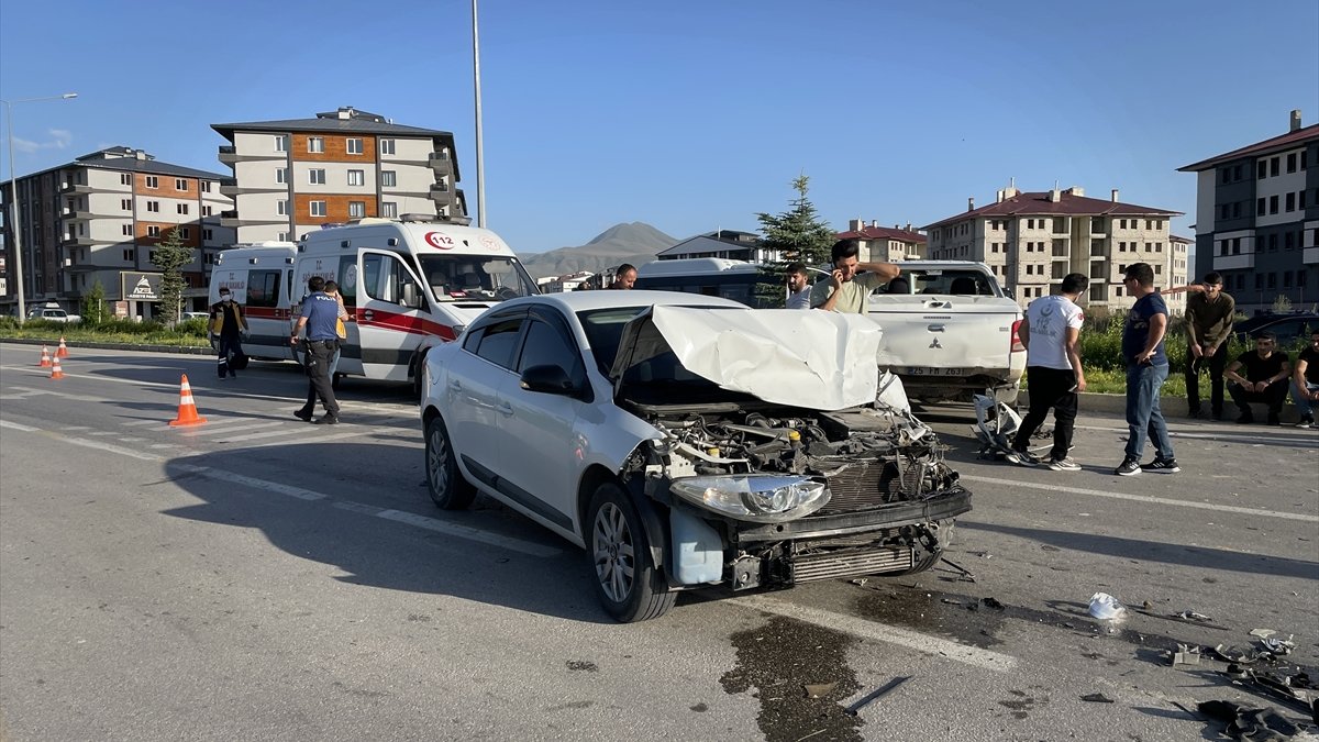 Erzurum'da 3 aracın karıştığı kazada 4 kişi yaralandı
