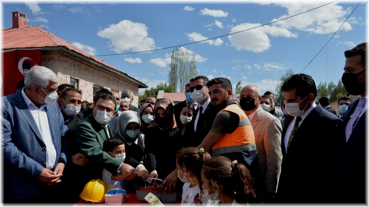 Erzurum'da 4 ilçede 4 okulun temeli atıldı, yapımı tamamlanan bir okul hizmete açıldı