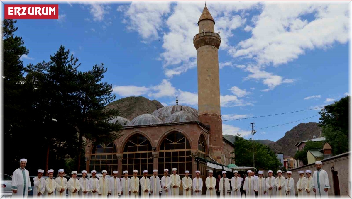 Erzurum'da 58 kuran kursu öğrencisi icazet merasiminde belgelerini aldılar