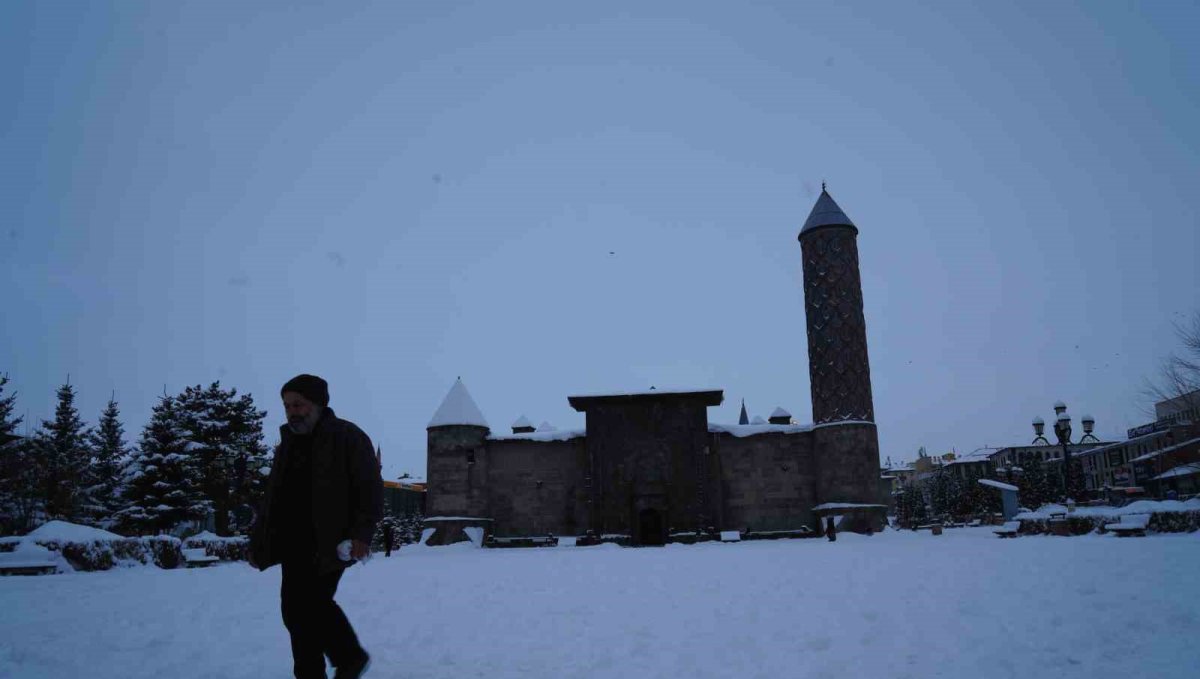 Erzurum'da 690 mahallenin yolu ulaşıma kapalı