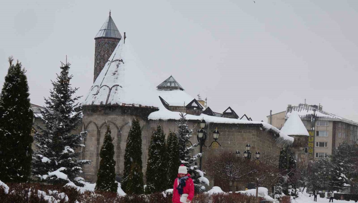 Erzurum'da 84 köy yolu kardan ulaşıma kapandı